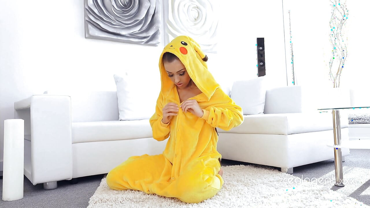 İnanılmaz seksi pikachu ıslak tıraşlı geniş deliğini açmanın tadını çıkarıyor
