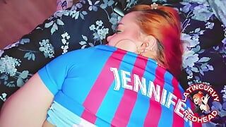 Une demi-sœur rousse baise son demi-frère sous le maillot du FC Barcelone après avoir perdu à la Fifa
