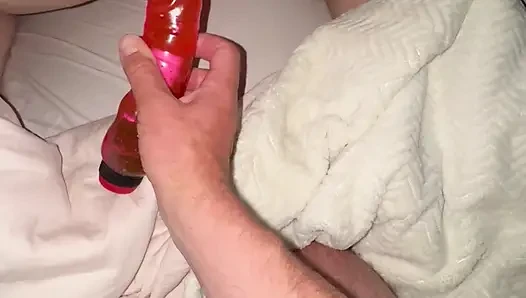 Tante sange ini lagi asik muasin memeknya pakai dildo ukuran XL