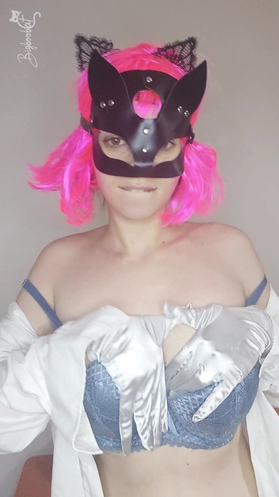 Deixe meus peitos naturais e máscara de gatinha seduzi-lo enquanto eu me masturbo