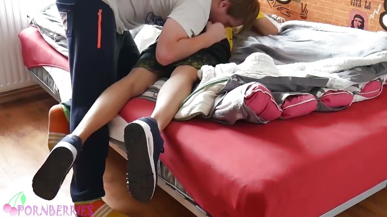 Jovem gêmea grosseiramente convencida a fazer sexo comigo