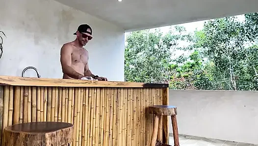 Ateşli turist barmen tarafından sert sikiliyor