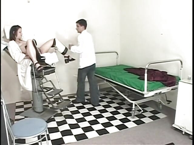 Duas enfermeiras bissexuais são safadas com uma jovem no médico