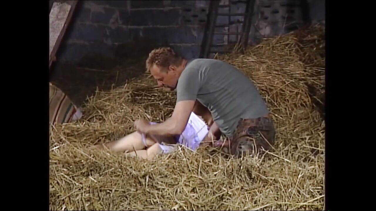 Красивая молодая возбужденная была удовлетворена, как она сосала большой член перед трахом.