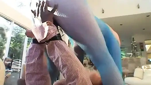 Межрасовый тройничок для двух белых девушек с большим черным членом, голодных по белым кискам