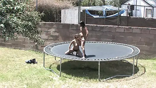 İri göğüslü zenci kız açık havada büyük yarağı tatmin ediyor