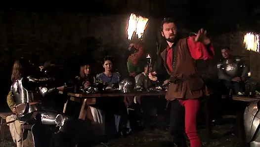 İki ateşli kız muhteşem grup seks yapıyor