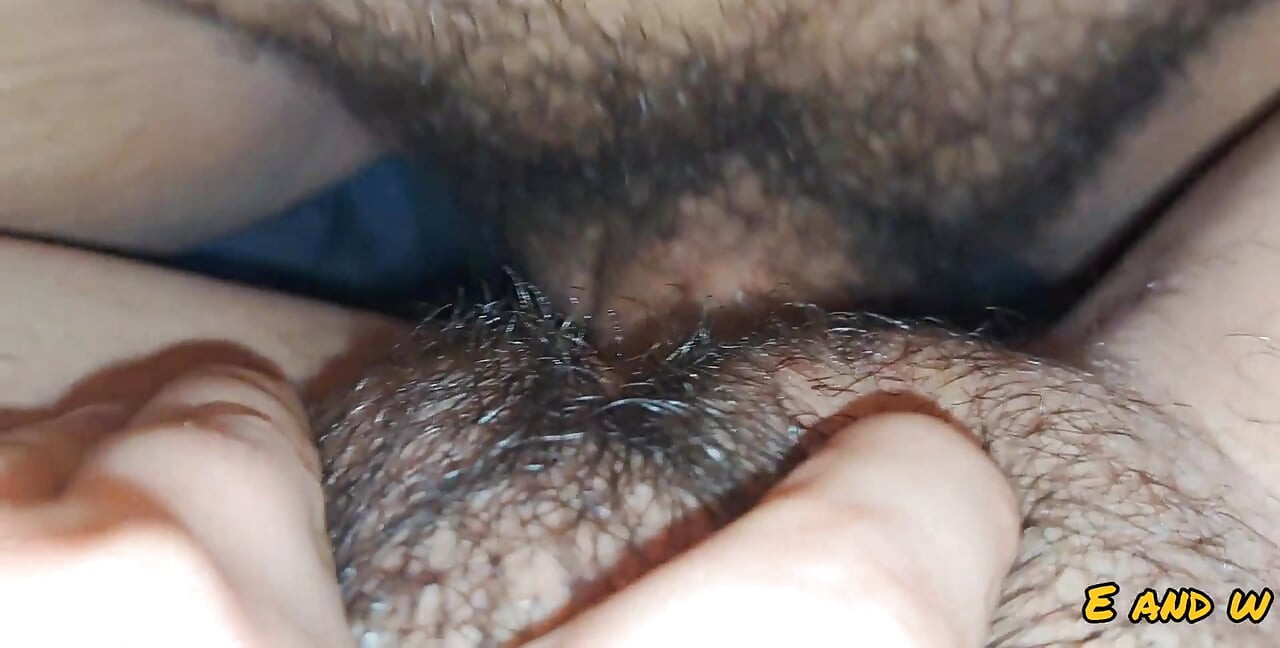 当我们看电视时, 我的继女让我玩弄她的阴户
