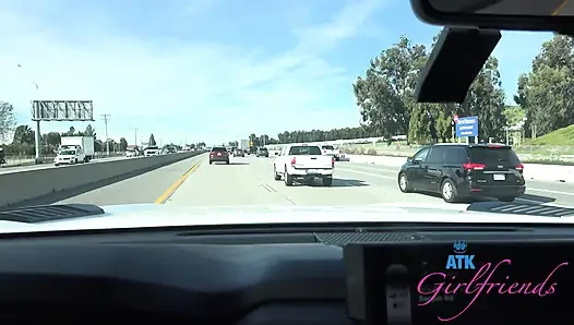 Strandtags-spaß mit mira: Sie wird nass und reitet deinen schwanz hart im auto wie eine verzweifelte schlampe!