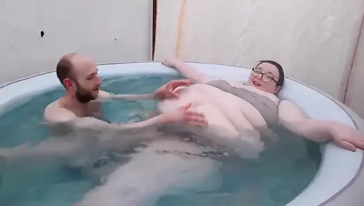 SSBBW bauch reibt sich im whirlpool mit kumpel