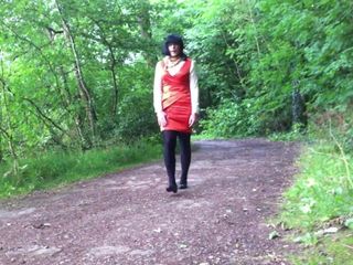 Vestido de cetim na floresta