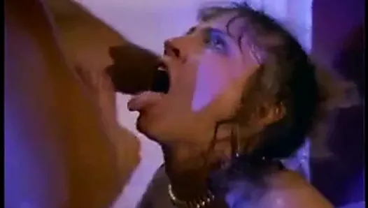 La déesse Ashlyn Gere se fait baiser brutalement par une grosse cochonne