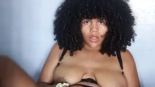 Geile milf in dessous berührt sich, bis sie kommt