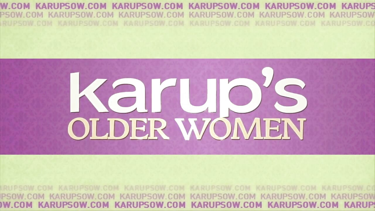 Wenona: Hot MILF fingering