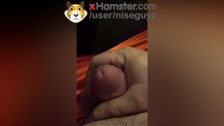 Chico gordito masturbándose y corriéndose