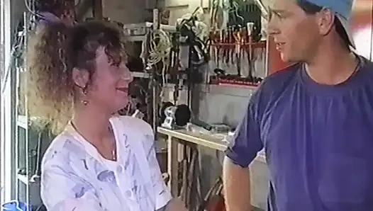 Üvey kız kardeşine çekicin nerede asılı olduğunu gösterir