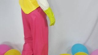 Eine komplett gekleidete Gummi-und Latex-Fetischistin fickt einen Ballon!