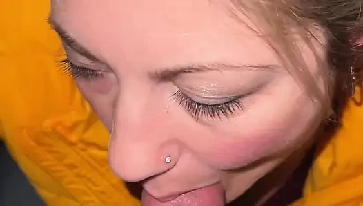 MILF raucht und wird draußen gefickt