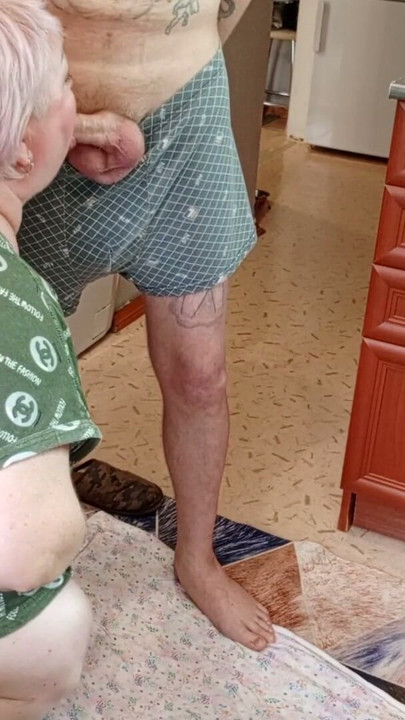 Styvmamma gör en djup avsugning runkar av en kuk till en spermasprut | Klippa 1