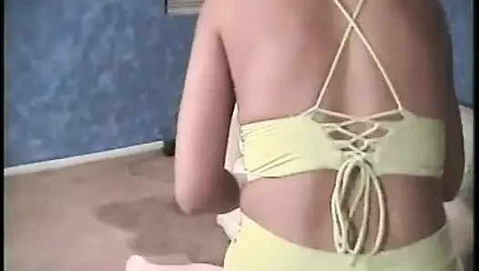 Pria kulit putih terangsang menjilati memek cewek kulit hitam seksi sebelum menidurinya