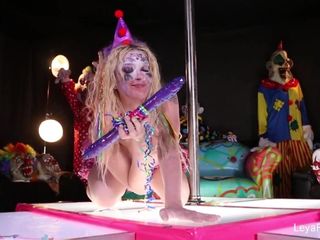 La clown Leya Falcon joue avec un gros gode violet