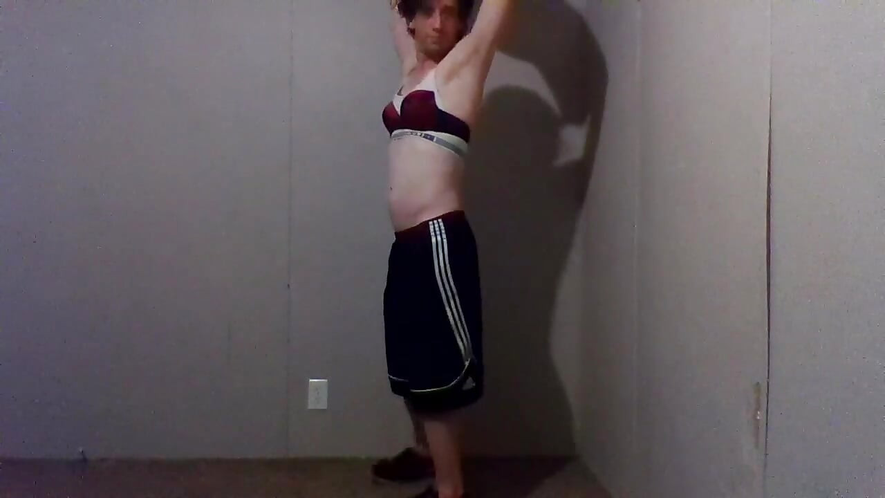 Experimentando roupas brincando, se vestindo e se despindo