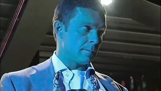 İki orospu, bir gece kulübünde İtalyan penisini paylaşıyor