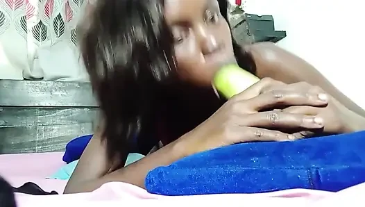 Alexas großes veggie-blowjob-spielzeug - ein großer schluck grün