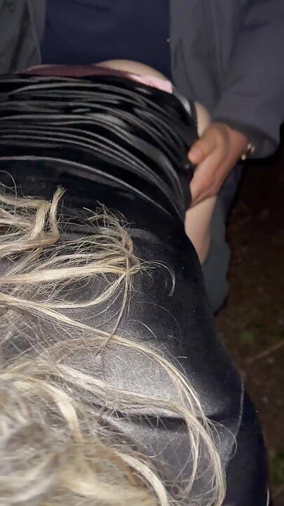 Une femme mariée fait du dogging dans les bois