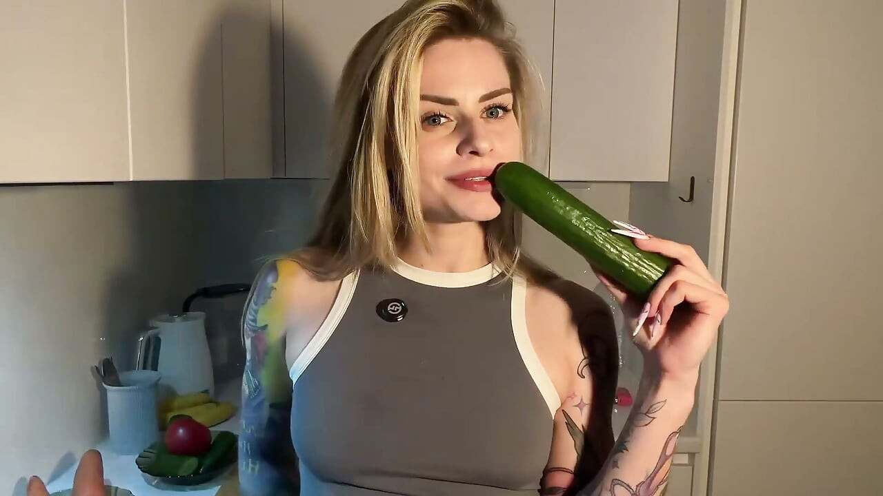 Alice Deliora knuller fitta og rompa si med agurk og gulrot i dobbel penetrering + tissing