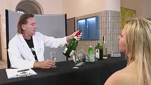 Doktor büyük memeli sarışın orta yaşlı seksi kadını sikiyor