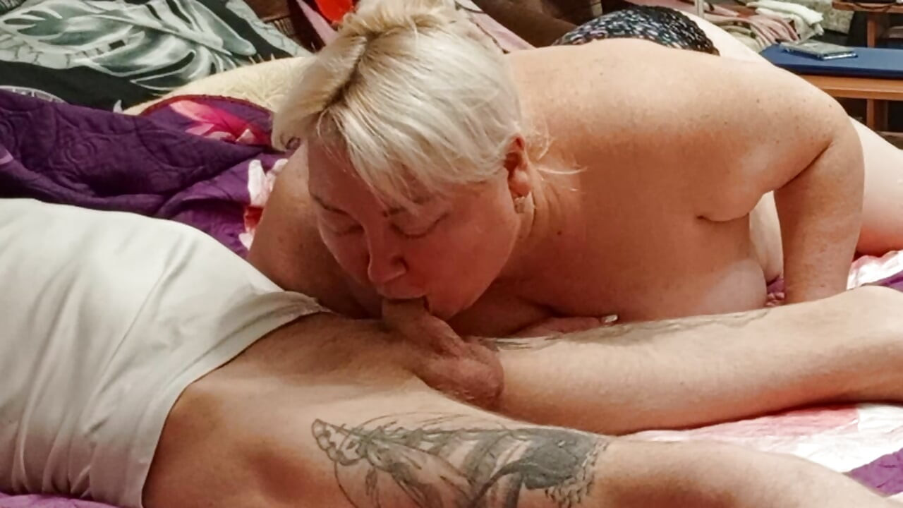 A boca profunda da madrasta leva toda a porra e engole