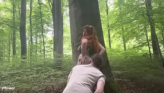 У моей поклонники огромный член - французский публичный секс в любительском походе, волосатая рыжая трахается в лесу