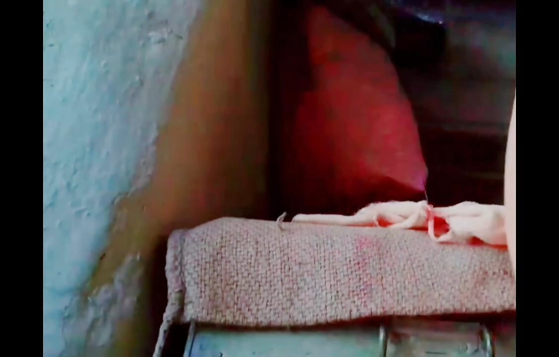 Nem todo marido é capaz de manter sua esposa feliz na cama. Olhe para essa indiana insatisfeita. Ela não está feliz com o marido, mas há outra pessoa nele
