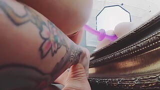 Igra sa dildom u ogledalu tokom fotografisanja