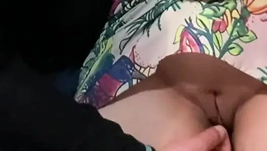 Fantasie in der U-Bahn! Mädchen bekommt ihre muschi von fremden gefingert