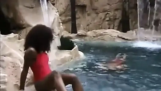 Yatak odasında kıllı amcık sikişiyor