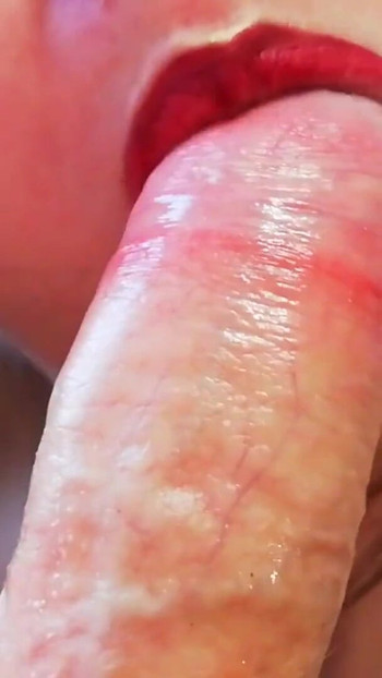 Moment envoûtant de « Pipe incroyablement baveuse avec éjaculation dans la bouche en gros plan »
