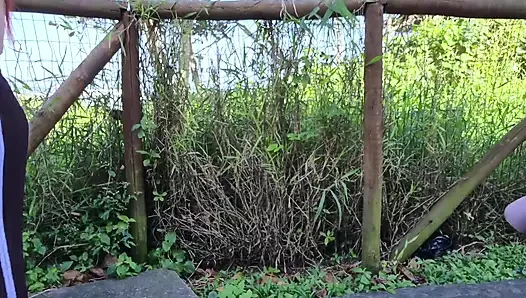 Handjob berisiko untuk hottie di taman!