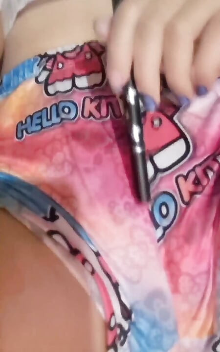 Mi cuñada me envía un video de ella misma masturbándose