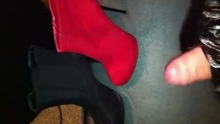 Gozando botas pretas e vermelhas