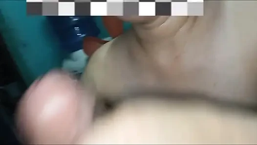 Istri pinay nyepong kontolku setelah mandi