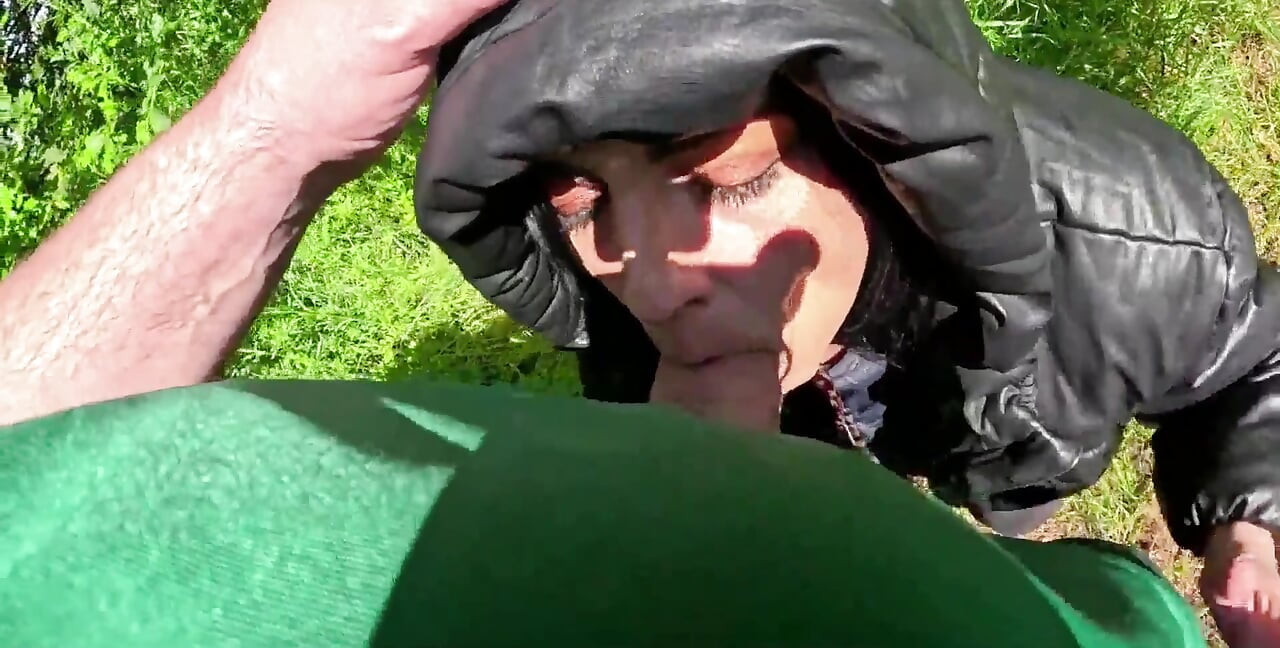 Ao ar livre garganta profunda, áspero facial e porra em todo o meu downjacket