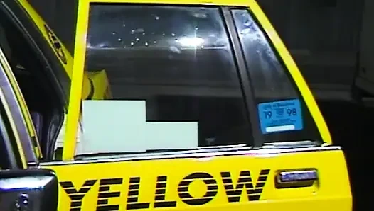 Versaute Taxifahrt mit blonder Verführerin