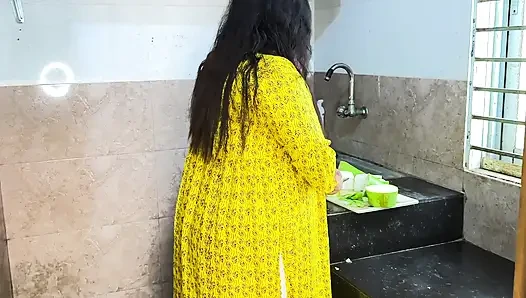Tiba-tiba aku ngentot ibu mertuaku waktu dia lagi cutting kari di dapur - seks kasar sama desi