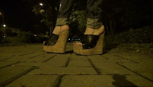 穿着非常性感的厚底坡跟鞋在公共场合外出
