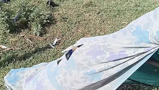 Bhabhi ko field mai kapde dhote samay mud marwai