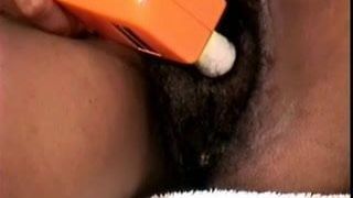 La ragazza nera usa un massaggiatore per far venire la sua figa con forti contrazioni dell&#39;orgasmo