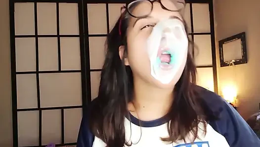 Bubblegum roll ile büyük baloncuklar deniyor - tavşan tezgahçı