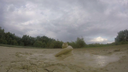 Soplando burbujas bajo el barro en un día lluvioso parte 1